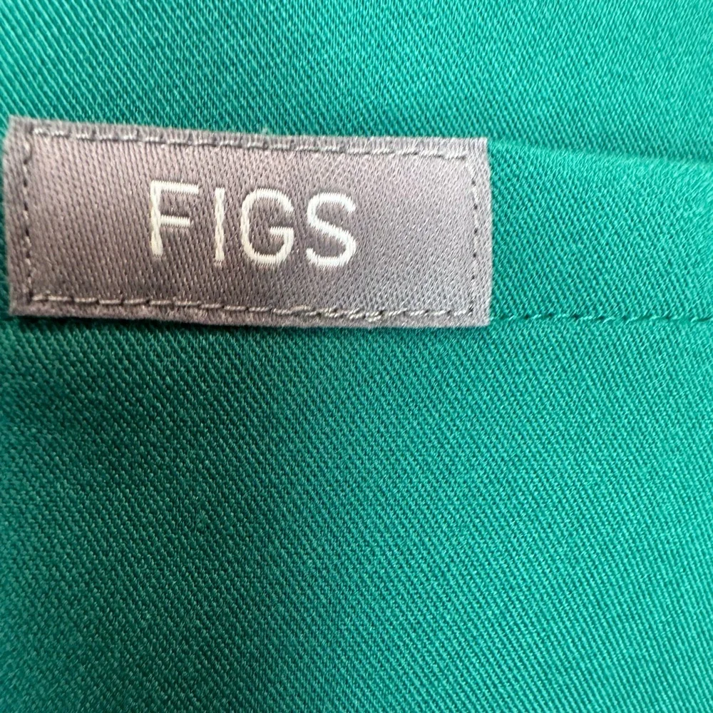 Figs Indocyanine Green Scrub Set- Medium Petite ๐ - Picture 11 of 14